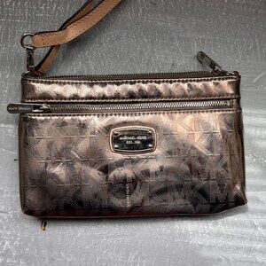 Unique Jet Set Large Signature Logo